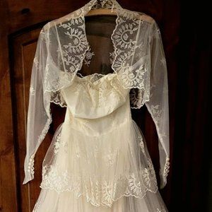 Gorgeous 1940s vintage wedding dress